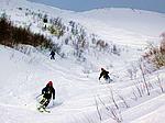 Спуск команды ski - альпинистов по кулуару