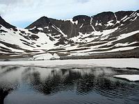 Ледниковое озеро в цирке между Петрелиусами